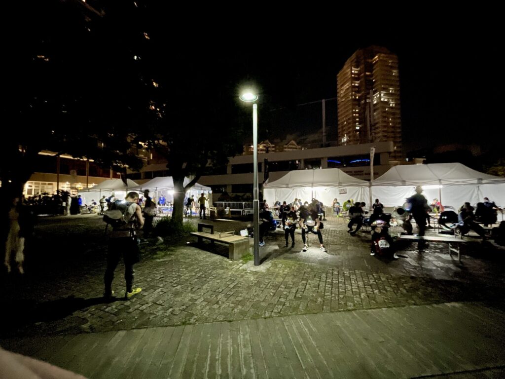 東京エクストリームウォーク100 第2エイド ポートサイド公園の様子