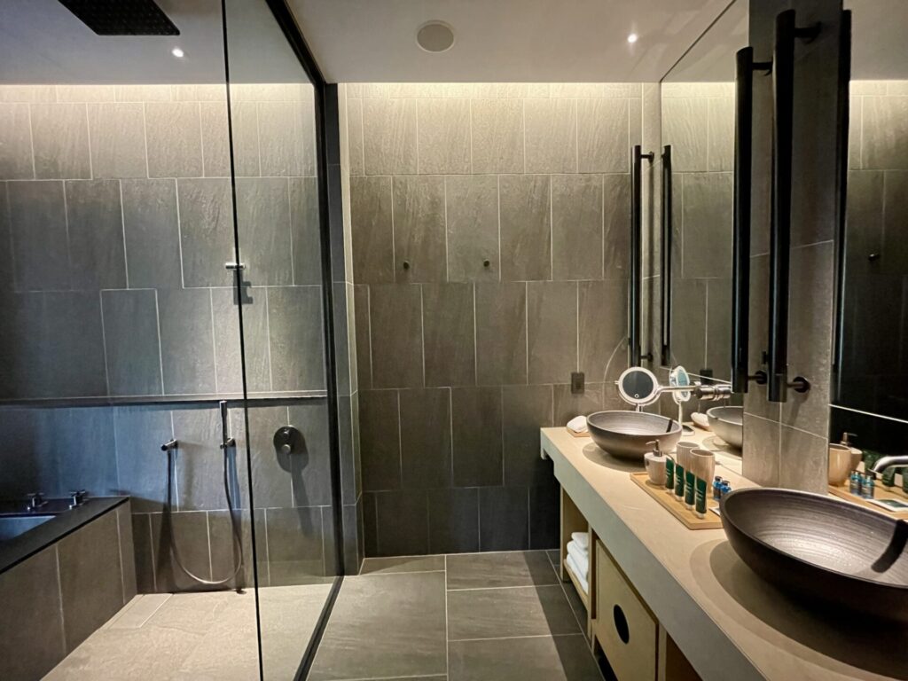 ロク京都 プレミアデラックス 洗面台と浴室