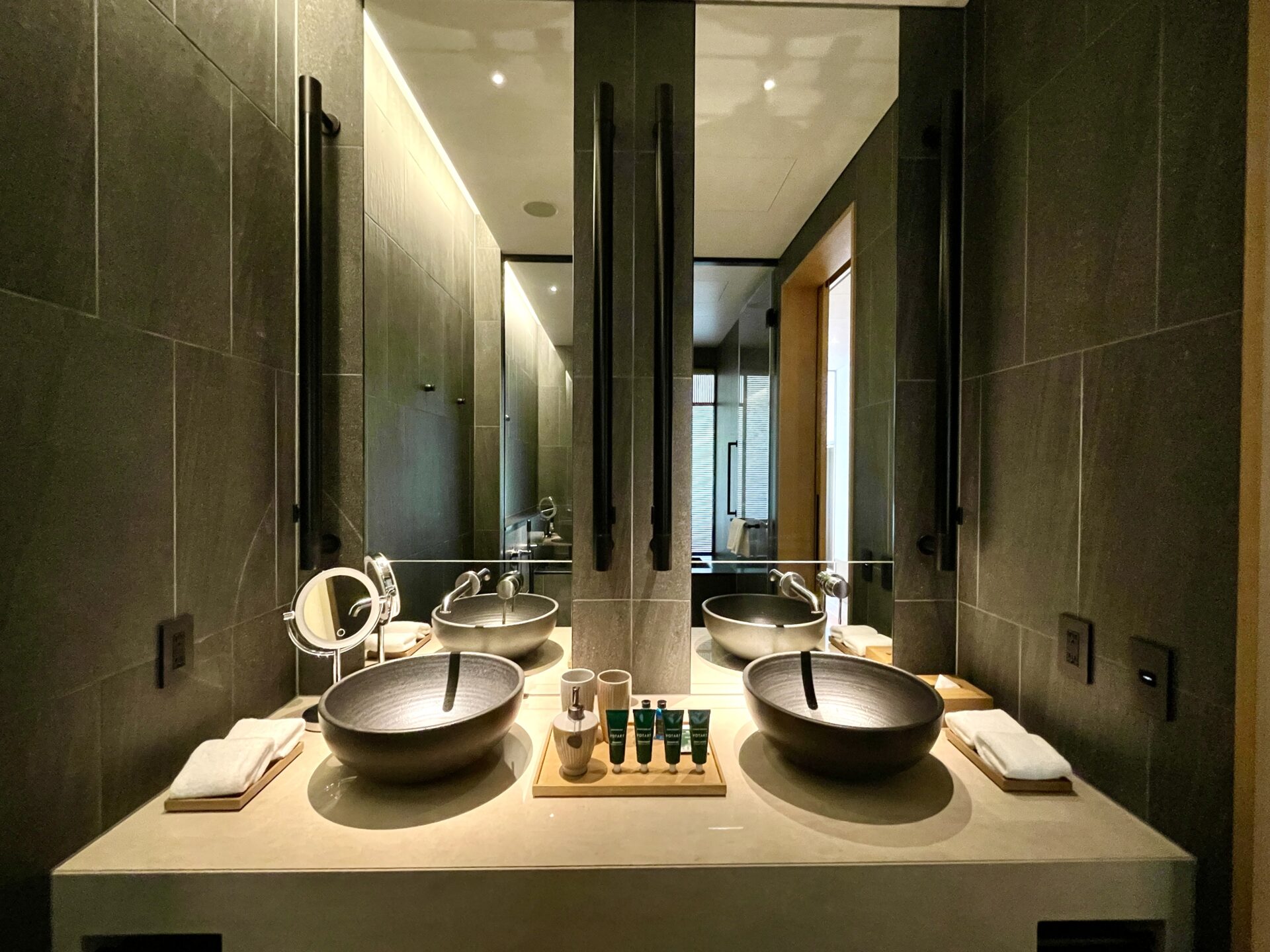 ロク京都 プレミアデラックス 洗面台の大きな鏡