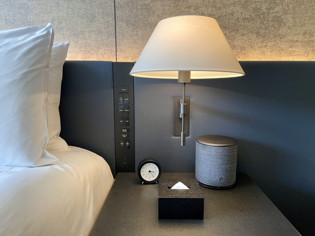 ロク京都 プレミアデラックス ベッドサイド 時計とBluetoothスピーカー