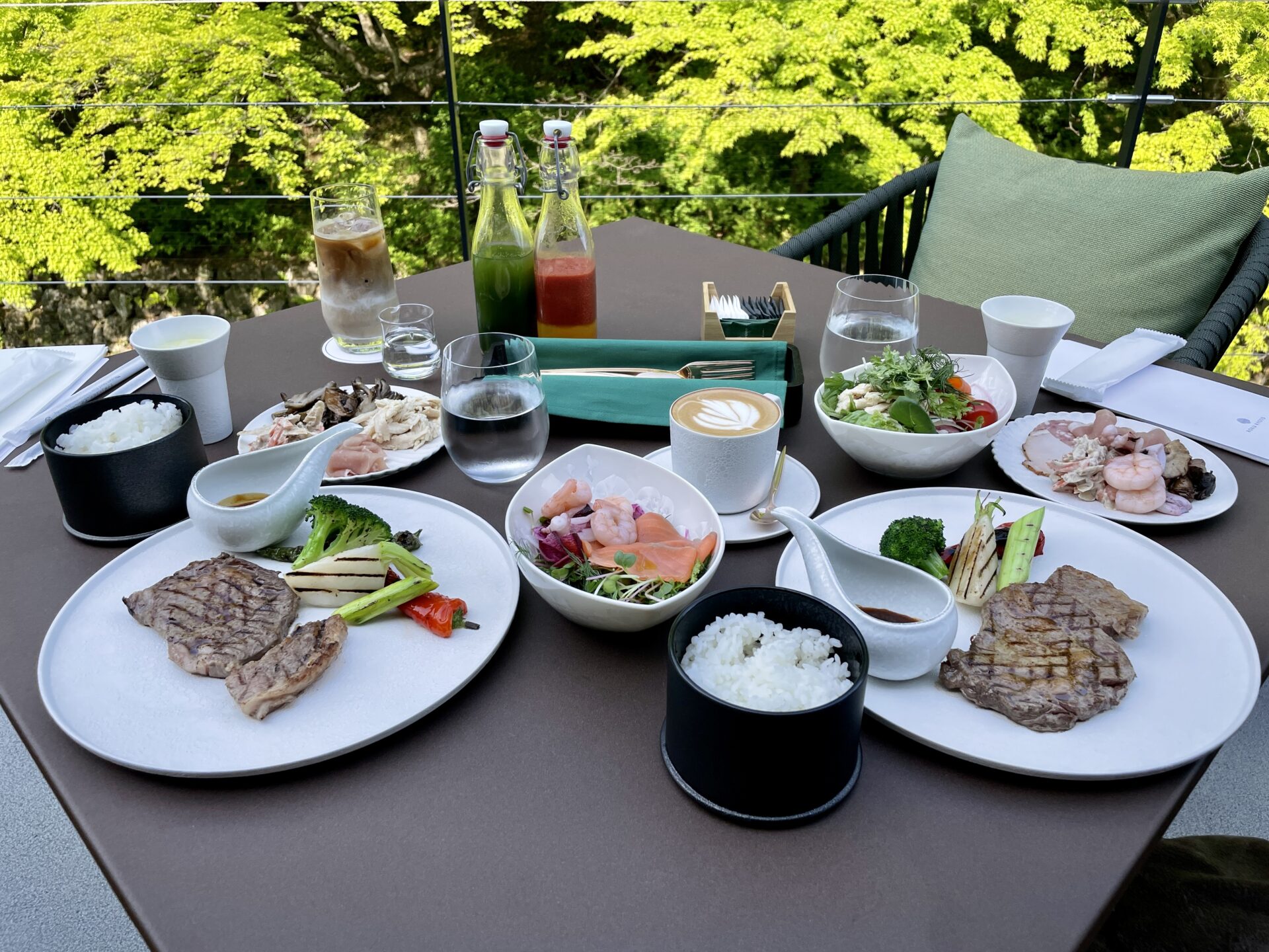 ロク京都 朝食 新緑を眺めながらいただくステーキ