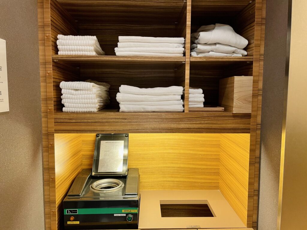 「コンラッド東京」ロッカールーム 水着乾燥機