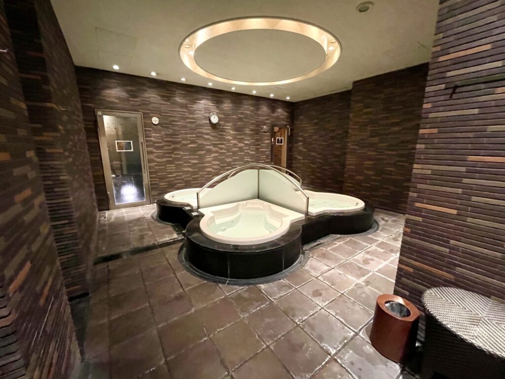 「コンラッド東京」ジャグジー+サウナルーム