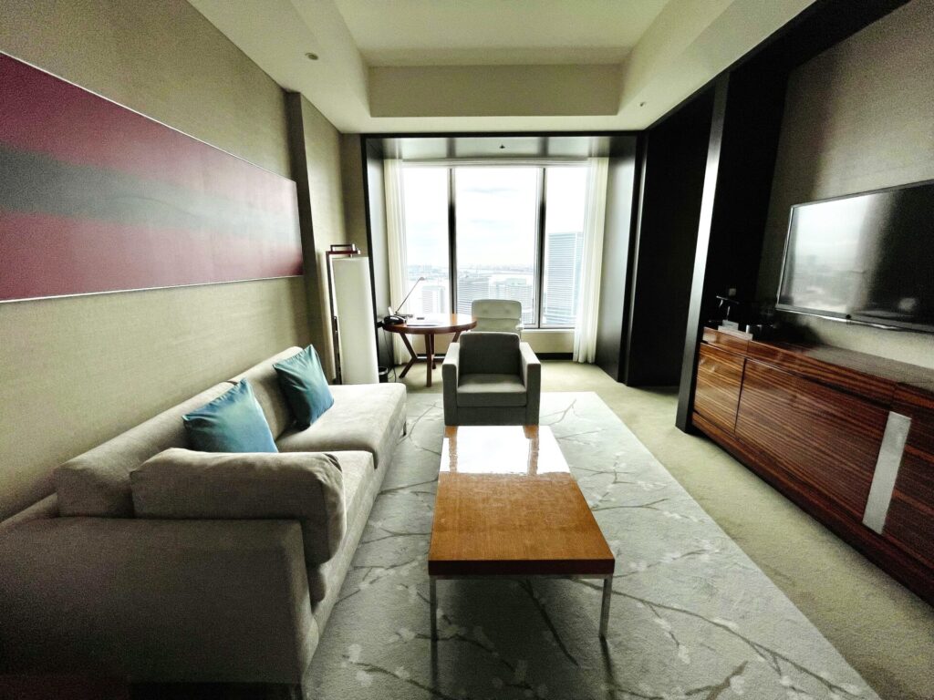 「コンラッド東京」ベイビュースイート客室 リビングルーム