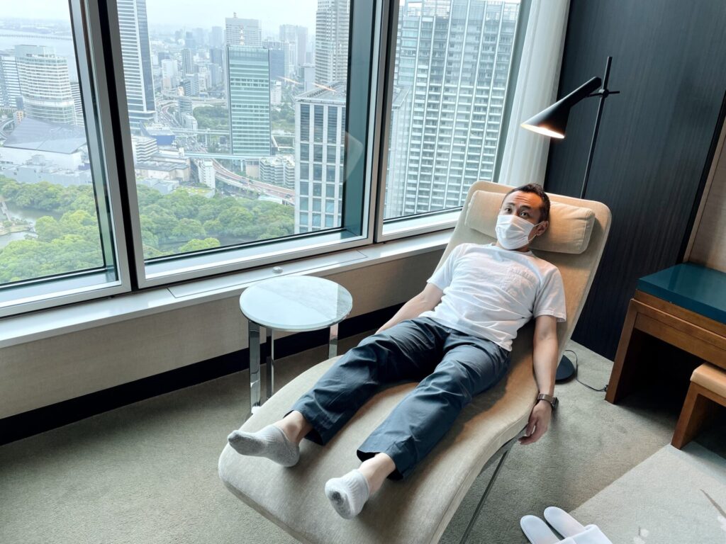 「コンラッド東京」ベイビュースイート リラックスソファ