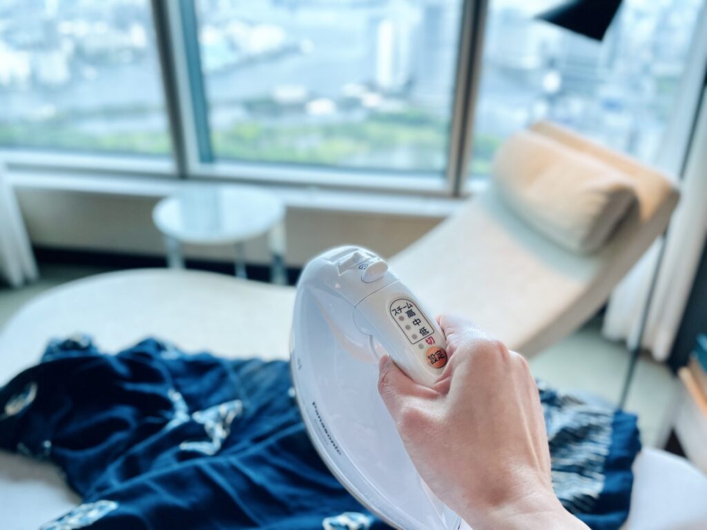 「コンラッド東京」ベイビュースイートにてアイロンがけを満喫