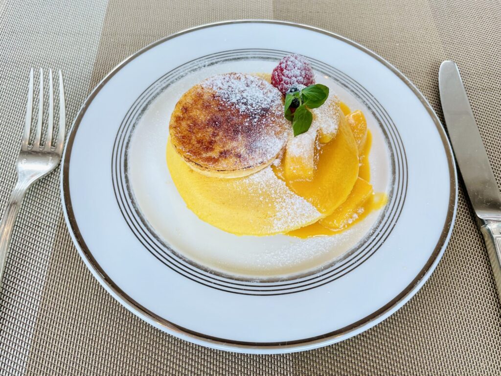 「コンラッド東京」朝食ブッフェ 選べるメインメニュー パンケーキ