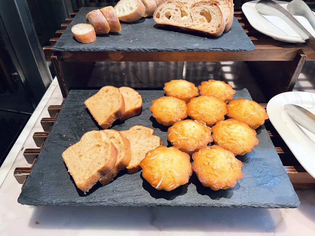 「コンラッド東京」朝食ブッフェ パンコーナー