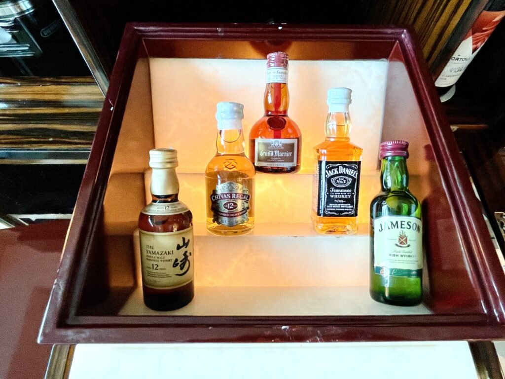「コンラッド東京」ミニバーのアルコールラインナップ