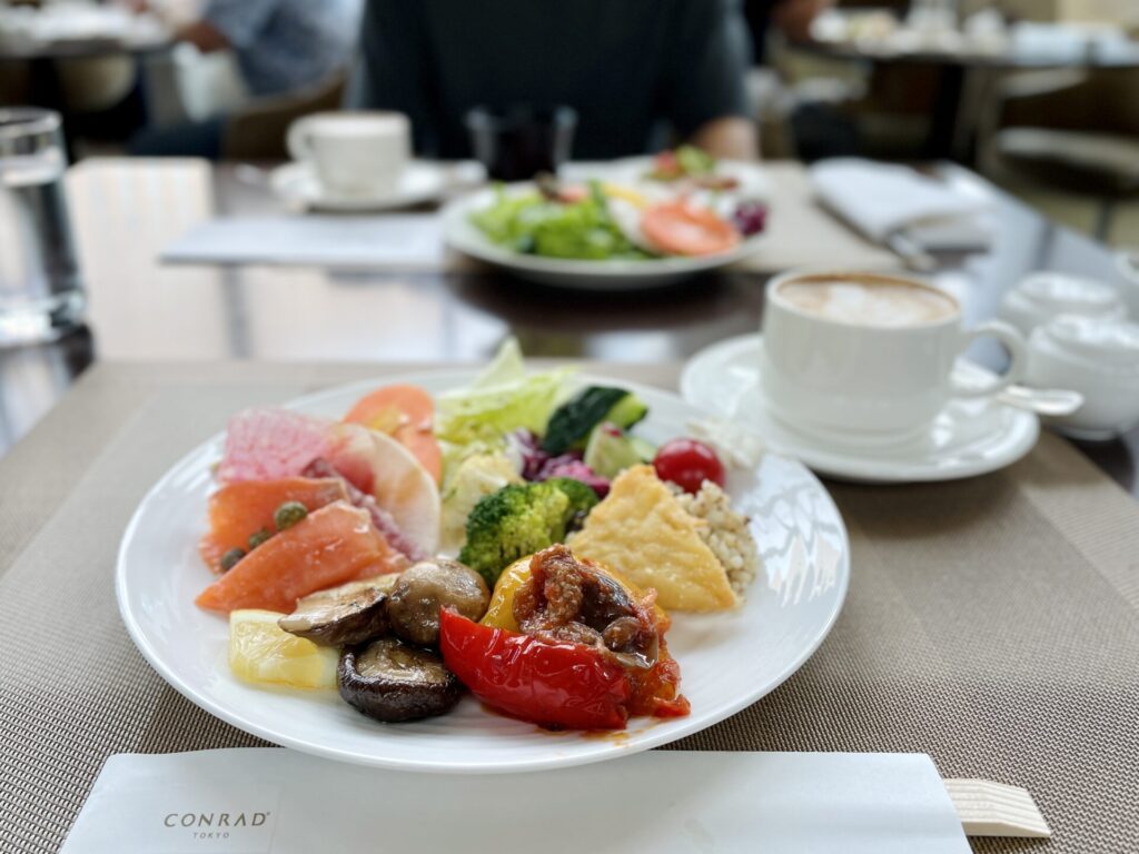 「コンラッド東京」朝食 サラダも豊富なブッフェメニュー