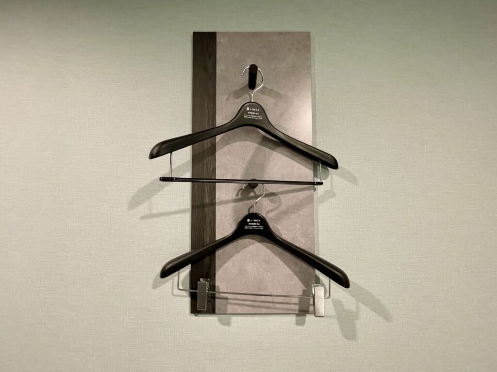 「ラビスタ東京ベイ」客室 玄関エリアのハンガー