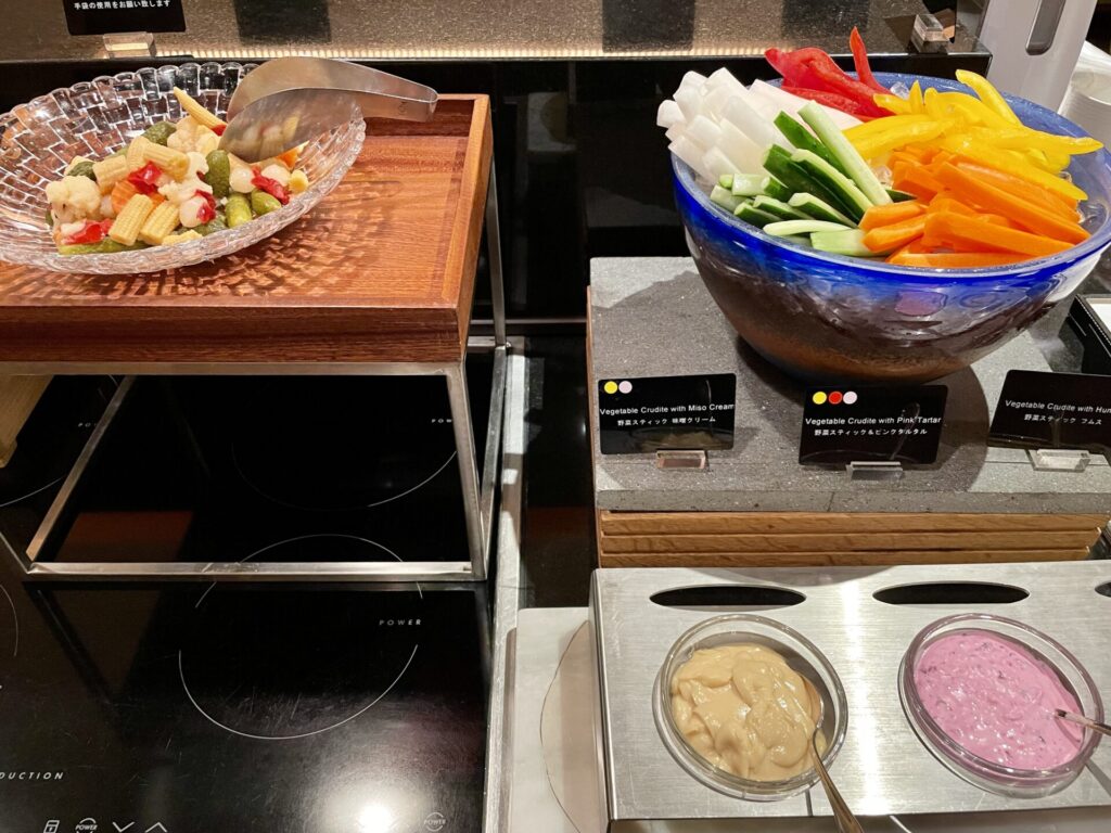 コンラッド東京 エグゼクティブラウンジ カクテルタイムの食事