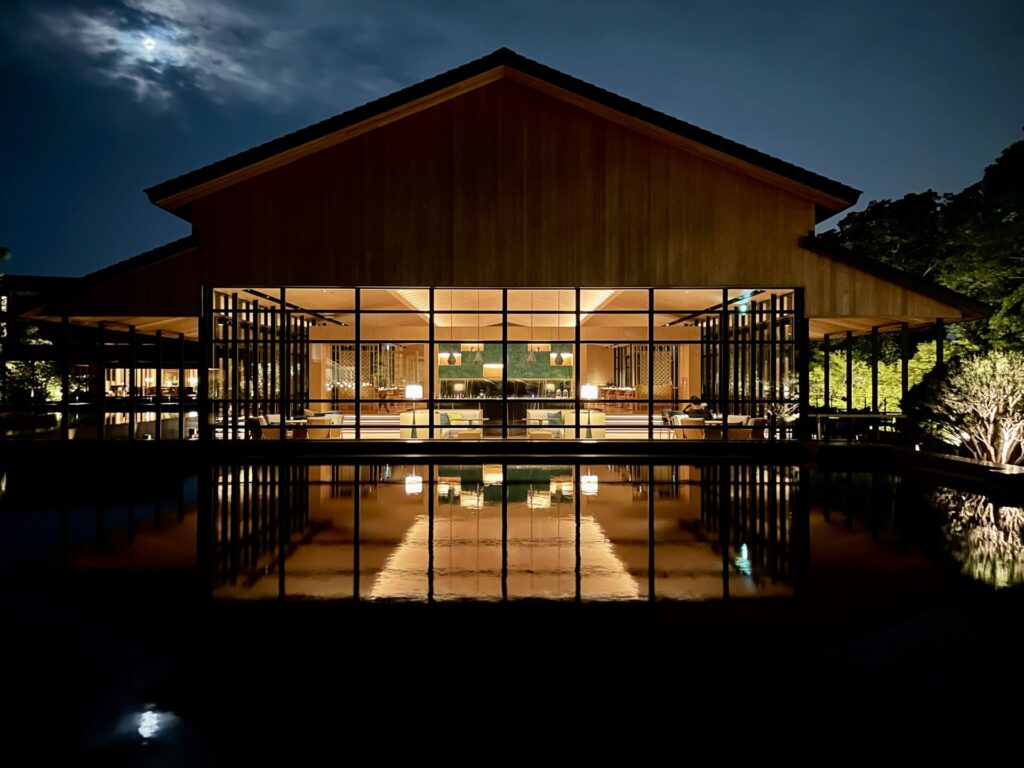ロク京都 ザバー 水盤に反射する夜の様子