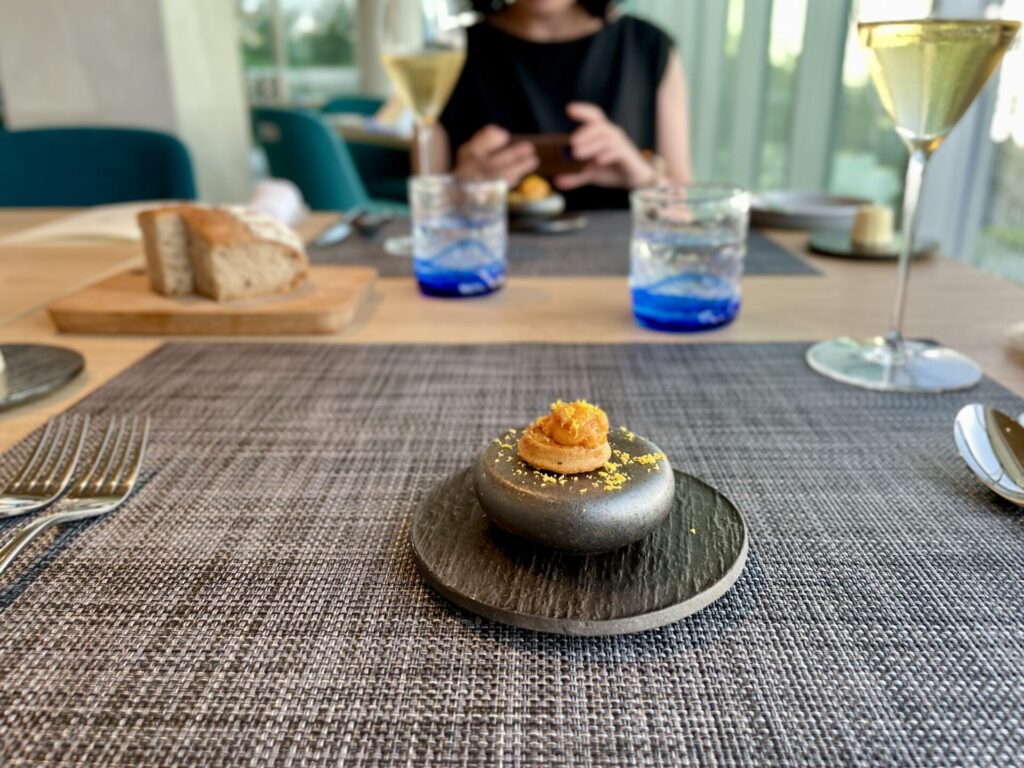 ヒルトン瀬底 シスクグリル コース1品目 * アミューズ 泡盛 羽地の卵 生雲丹