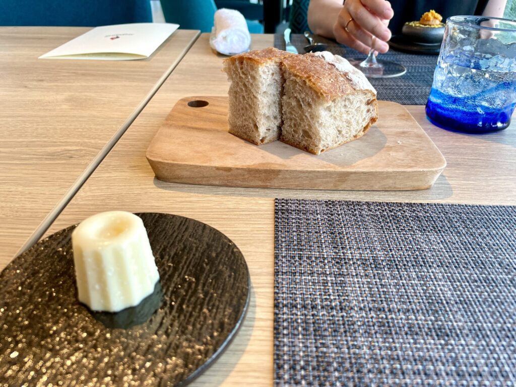 ヒルトン瀬底 シスクグリル コースのパンと燻製バター