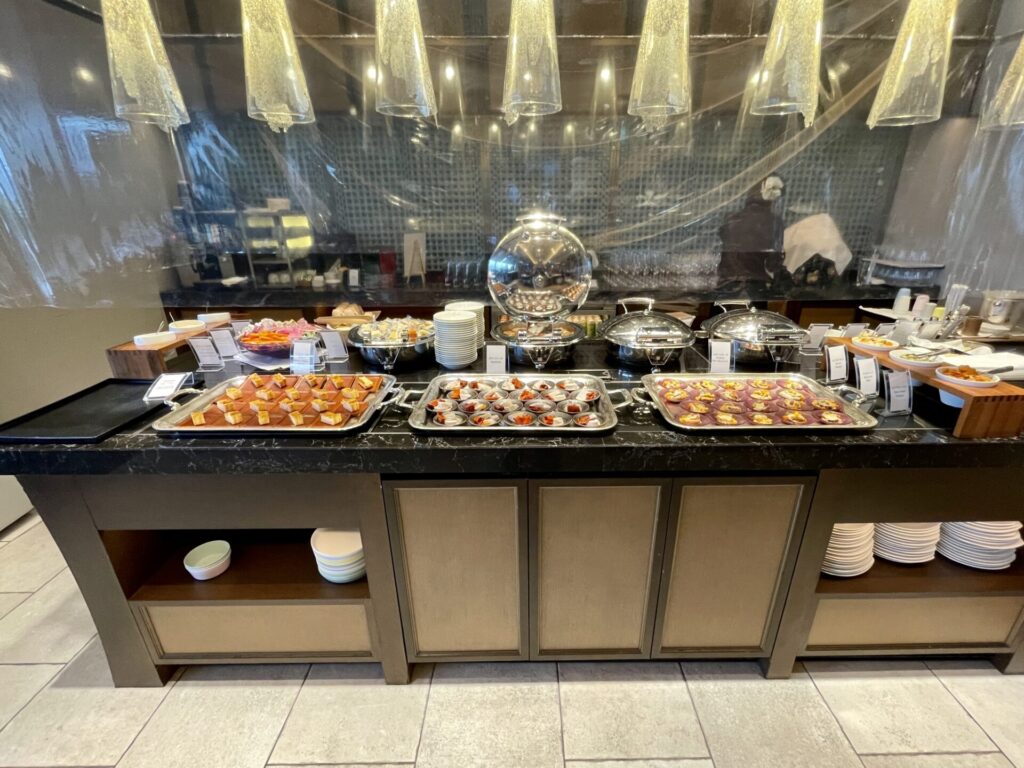 ヒルトンお台場 エグゼクティブラウンジ イブニングカクテルのブッフェ台