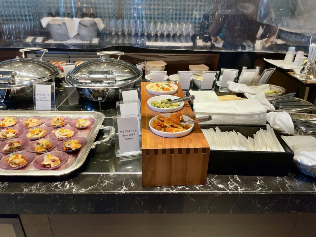 ヒルトンお台場 エグゼクティブラウンジ イブニングカクテルのブッフェ台 ドライフルーツ