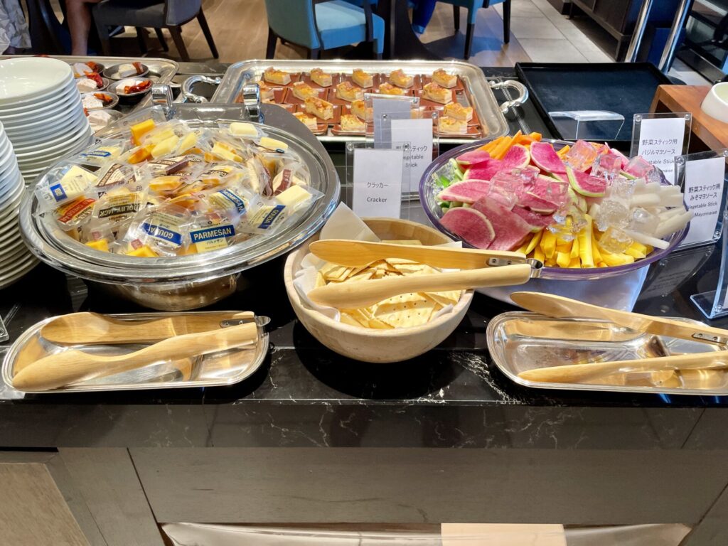 ヒルトンお台場 エグゼクティブラウンジ イブニングカクテルのブッフェ台 野菜スティック