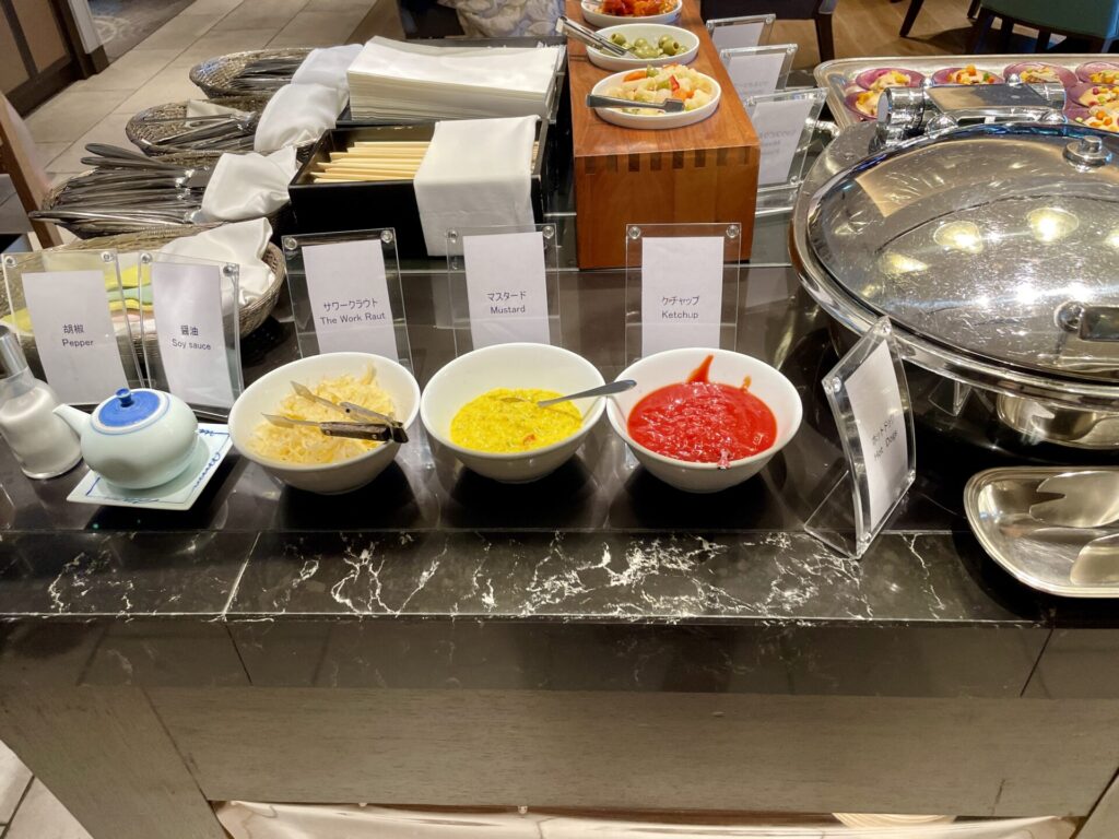 ヒルトンお台場 エグゼクティブラウンジ イブニングカクテルのブッフェ台 ホットドックのケチャップなど