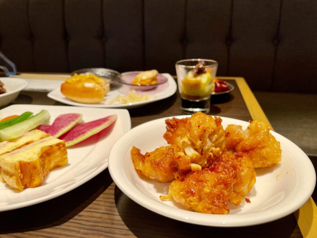 ヒルトンお台場 エグゼクティブラウンジ イブニングカクテル 唐揚げ