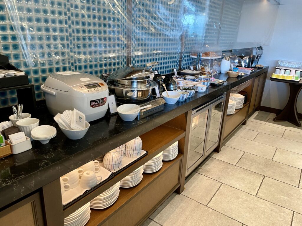 ヒルトンお台場 エグゼクティブラウンジ 朝食ブッフェ台 ご飯と味噌汁