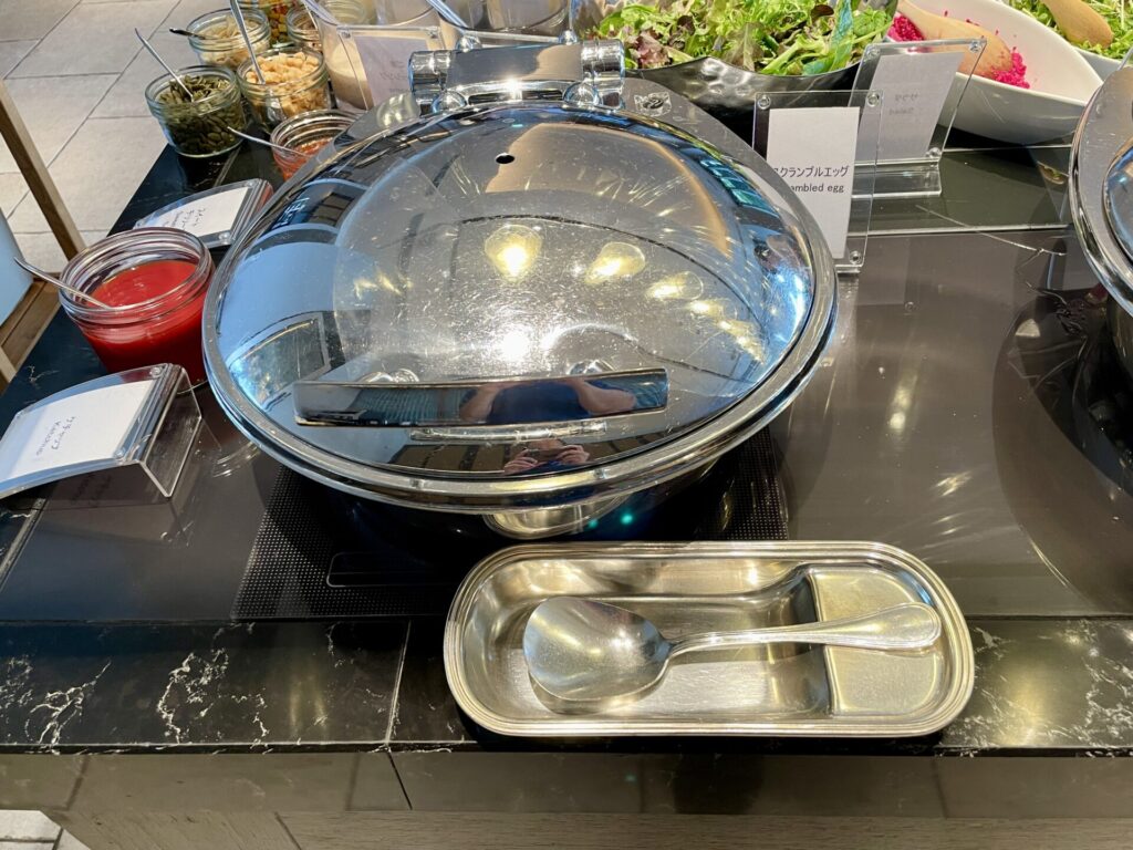 ヒルトンお台場 エグゼクティブラウンジ 朝食ブッフェ台 スクランブルエッグ
