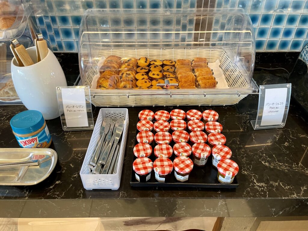 ヒルトンお台場 エグゼクティブラウンジ 朝食ブッフェ台 パンコーナー