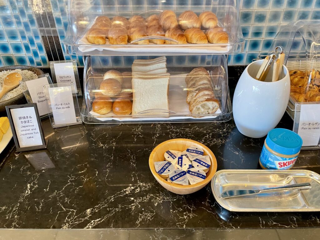 ヒルトンお台場 エグゼクティブラウンジ 朝食ブッフェ台 パンコーナー