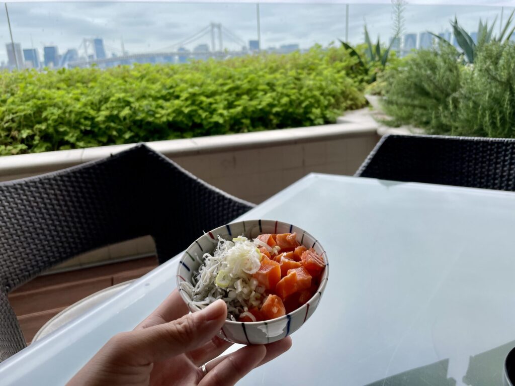 ヒルトンお台場 エグゼクティブラウンジ 朝食 釜揚げしらすとサーモンの2食丼