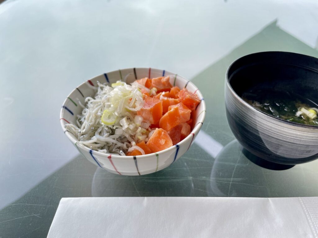 ヒルトンお台場 エグゼクティブラウンジ 朝食 釜揚げしらすとサーモンの2食丼