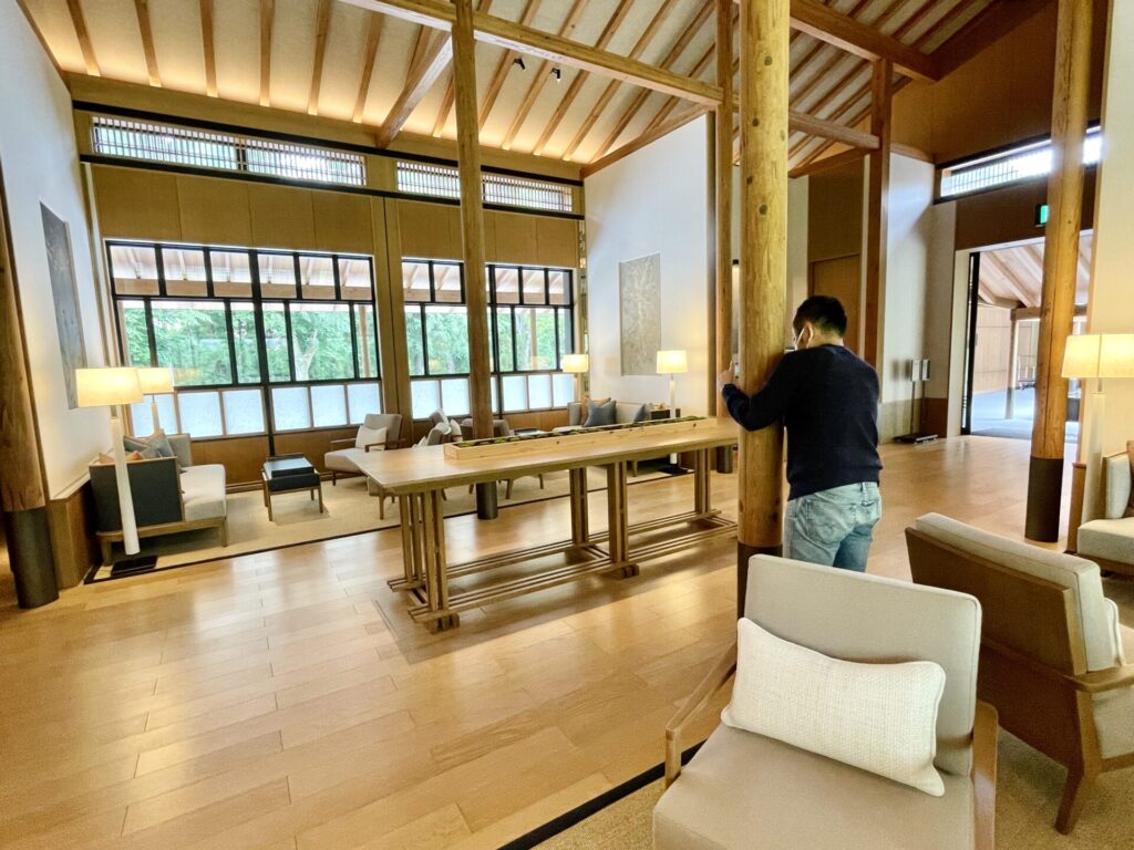 「ロク京都(ROKU KYOTO)」レセプション/ロビーにて写真撮影