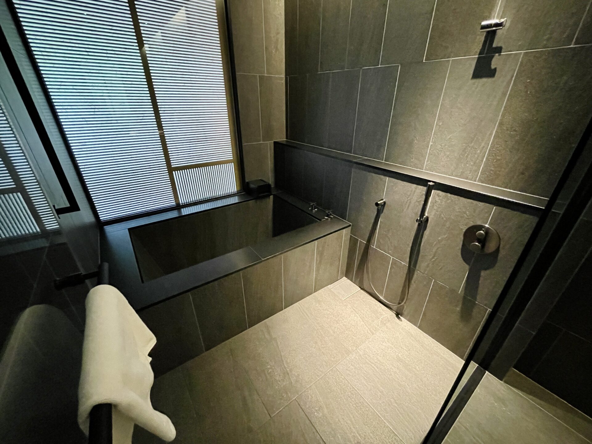 「ロク京都」シックな浴室