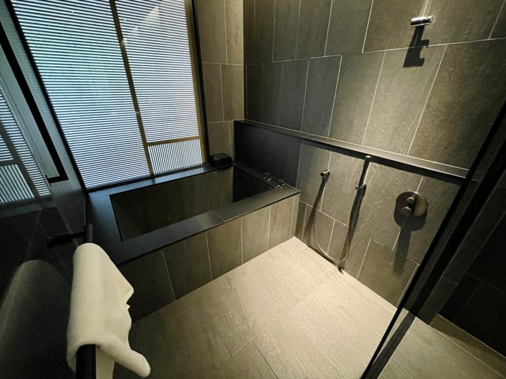 「ロク京都」シックな浴室