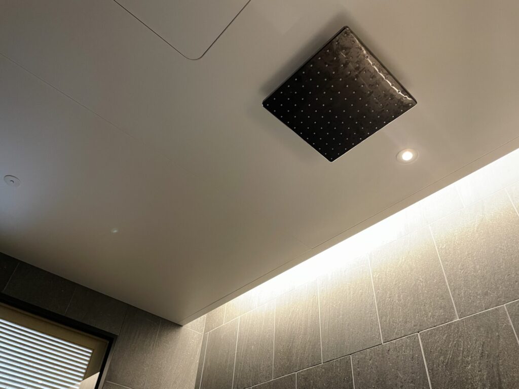 「ロク京都」浴室のレインシャワー