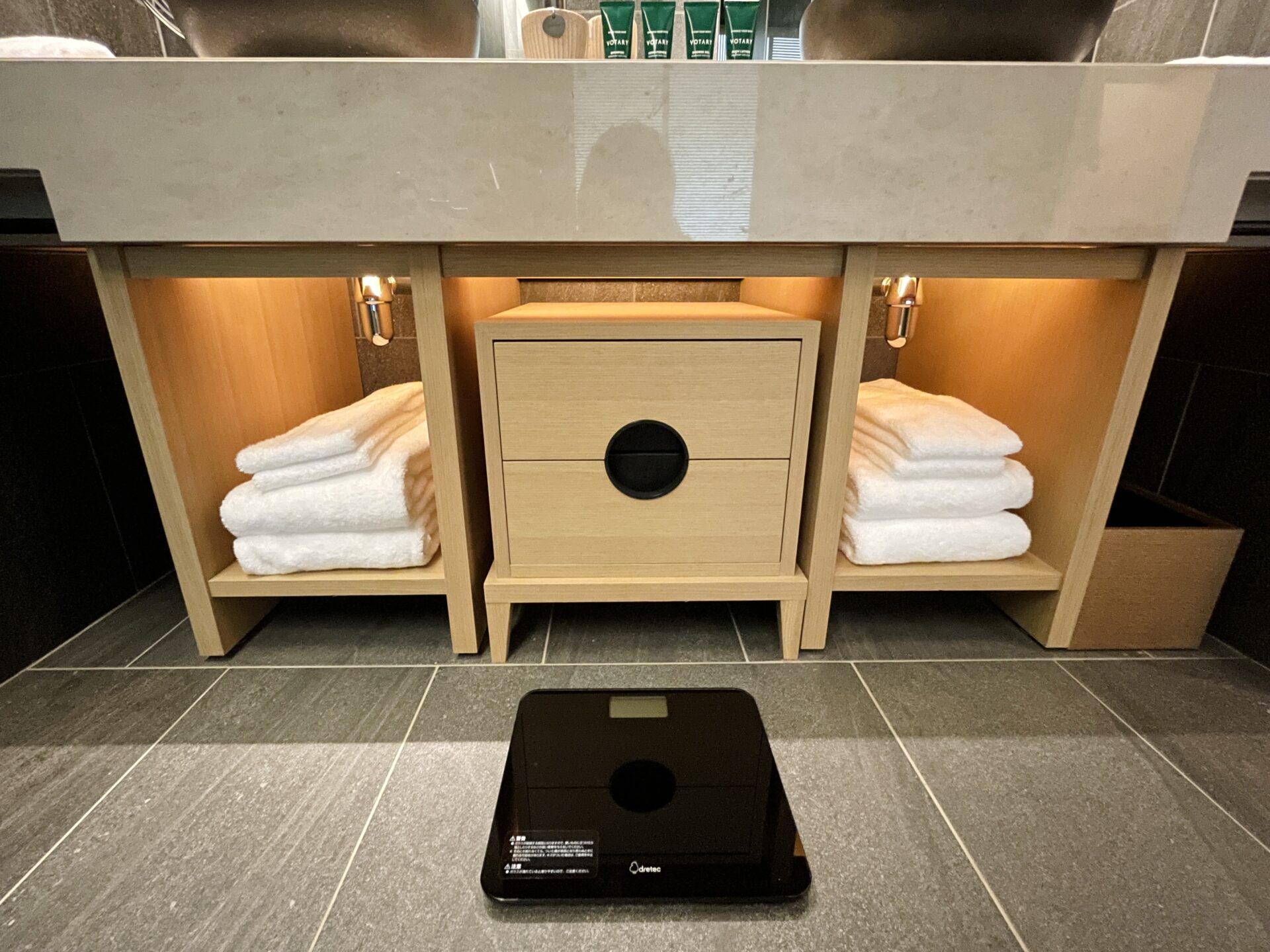 「ロク京都」客室 洗面台下のタオル類