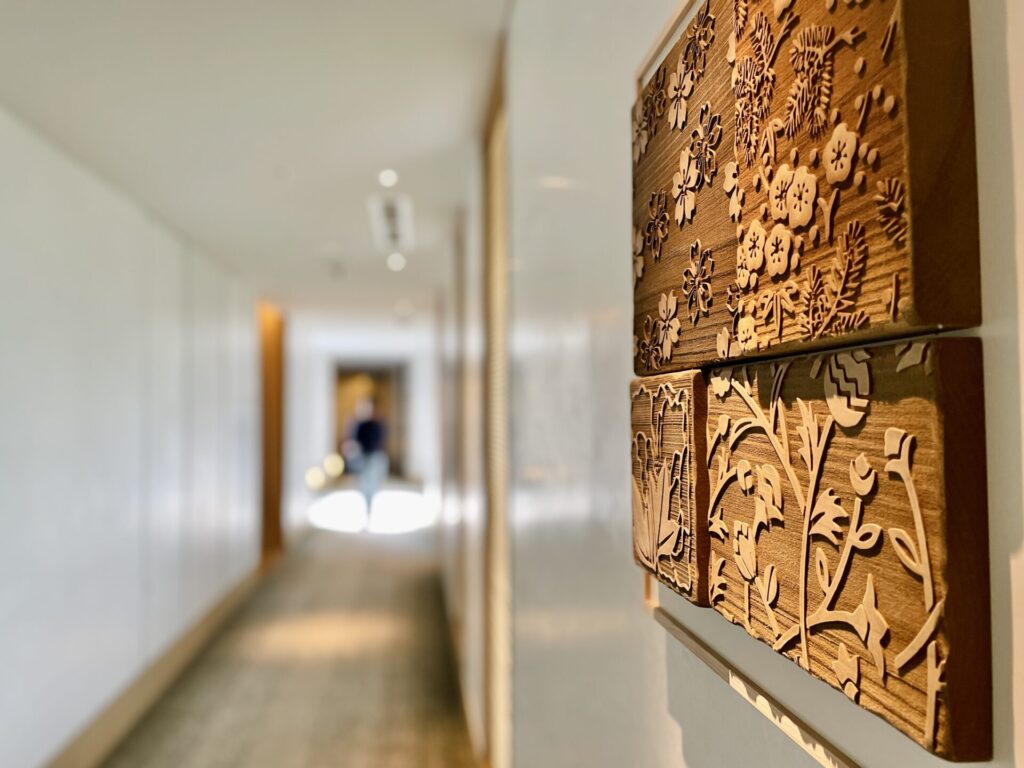 「ロク京都」客室棟の壁面アート作品