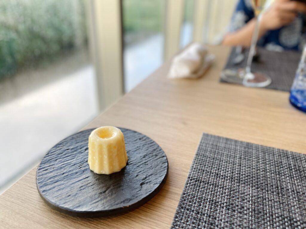 ヒルトン瀬底 シスクグリル ディナーのカヌレ型燻製バター