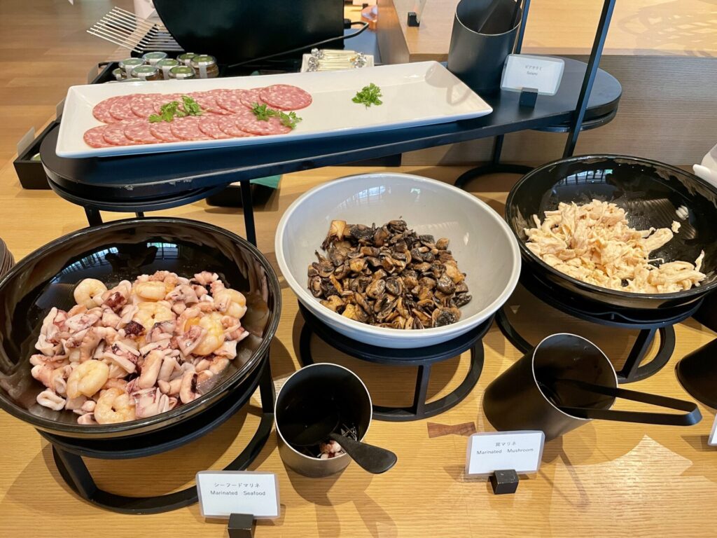 ロク京都 朝食 シーフード&茸マリネ