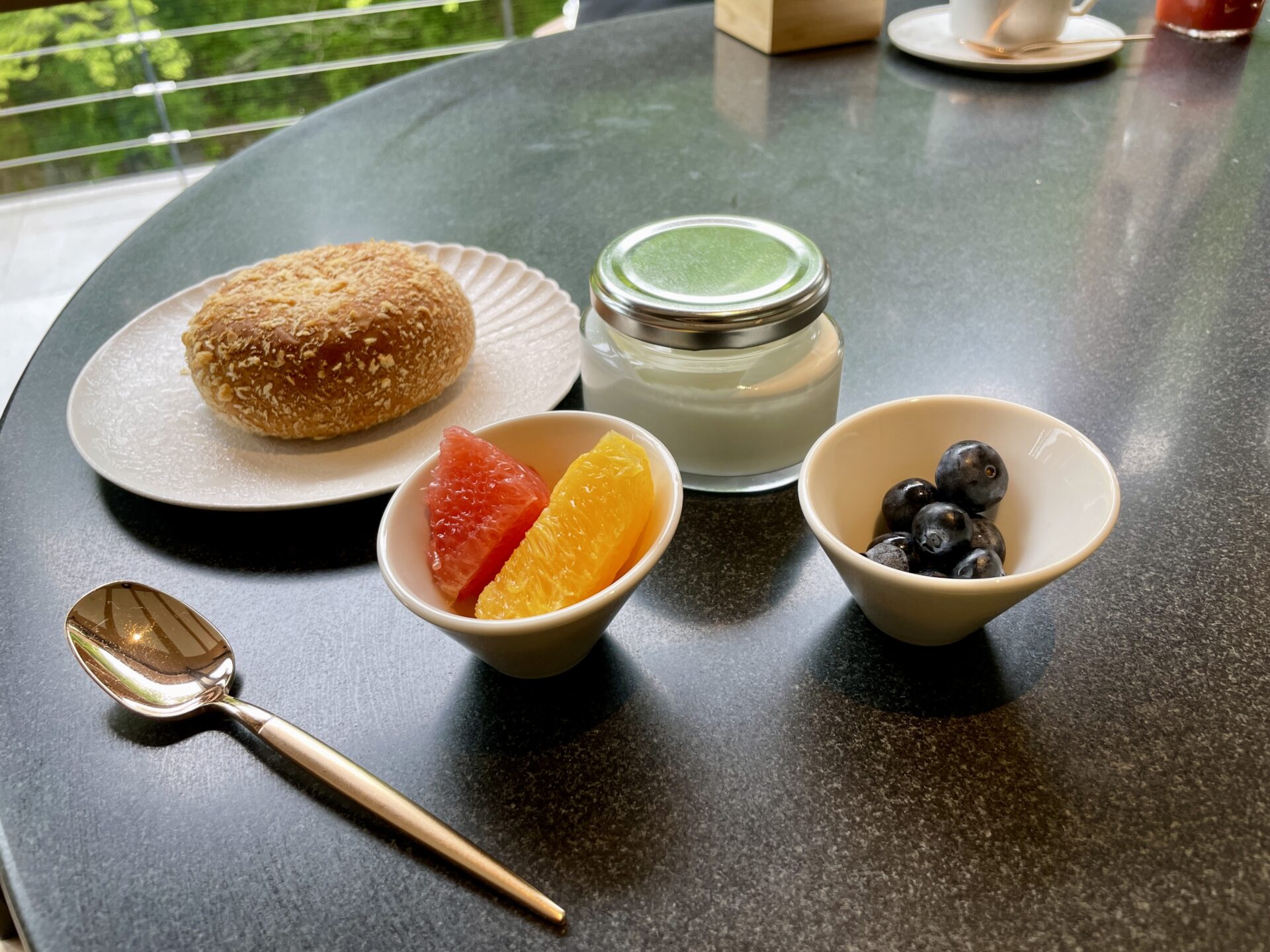 ロク京都 朝食 フルーツとカレーパン