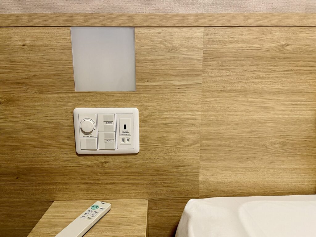 「ドーミーイン広島ANNEX」ダブルルーム客室 ベッドサイド