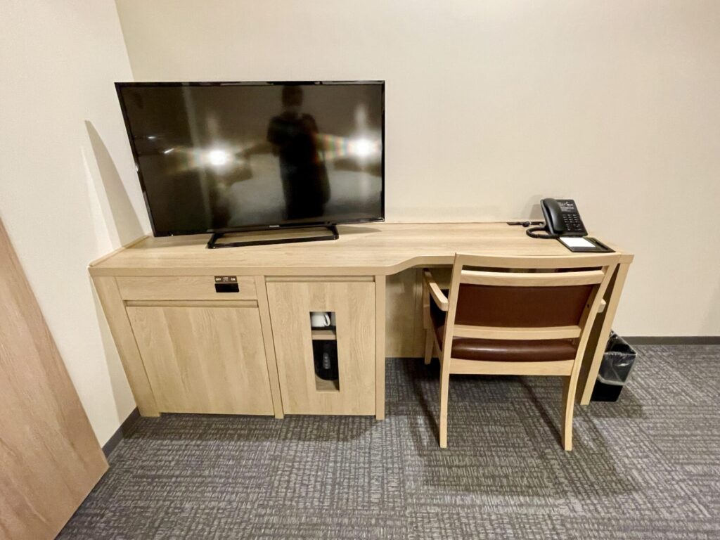 「ドーミーイン広島ANNEX」ダブルルーム客室 テレビとデスク