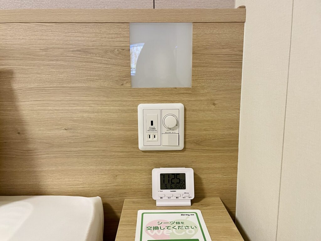 「ドーミーイン広島ANNEX」ダブルルーム客室 ベッドサイド