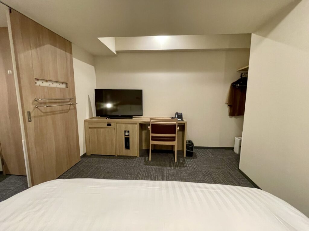 ドーミーイン広島ANNEX キングルーム ベッドからテレビを見る