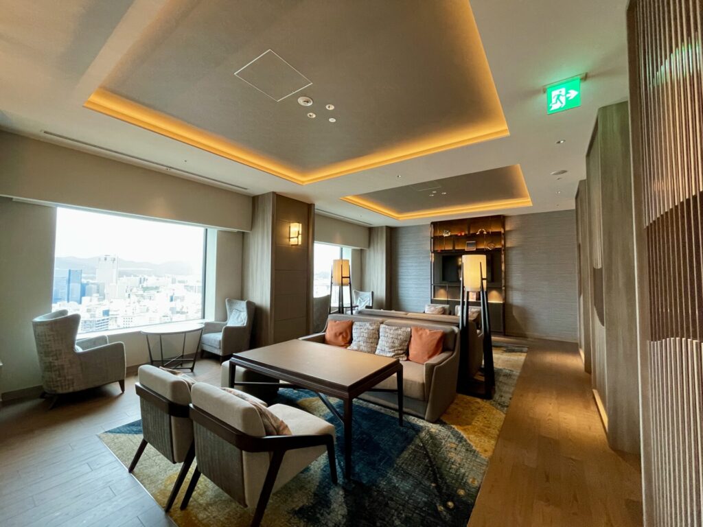 ヒルトン広島 エグゼクティブラウンジ 4-5人用ソファ席