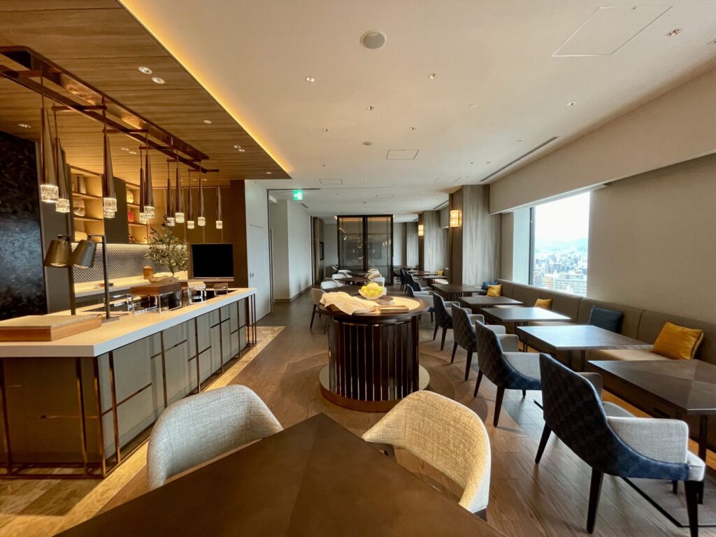 ヒルトン広島 エグゼクティブラウンジ ブッフェ台周辺のテーブル席