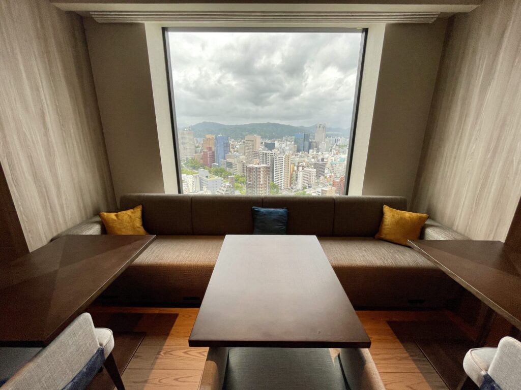 ヒルトン広島 エグゼクティブラウンジ 窓側ソファー席