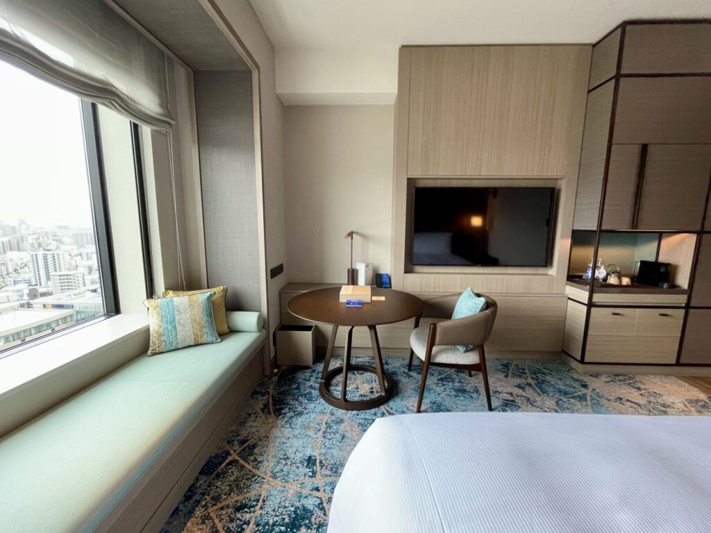 ヒルトン広島 エグゼクティブルーム デイベッドとテーブル
