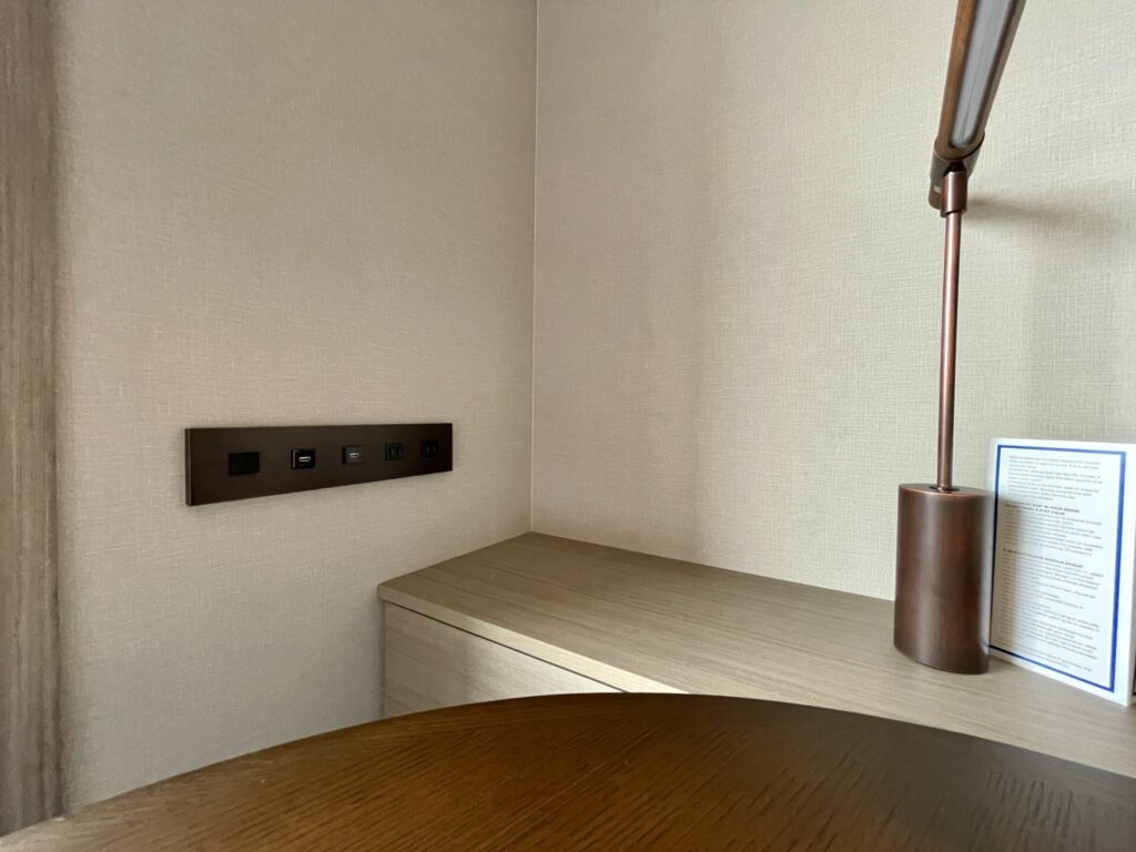 ヒルトン広島 エグゼクティブルーム テーブル脇のコンセント