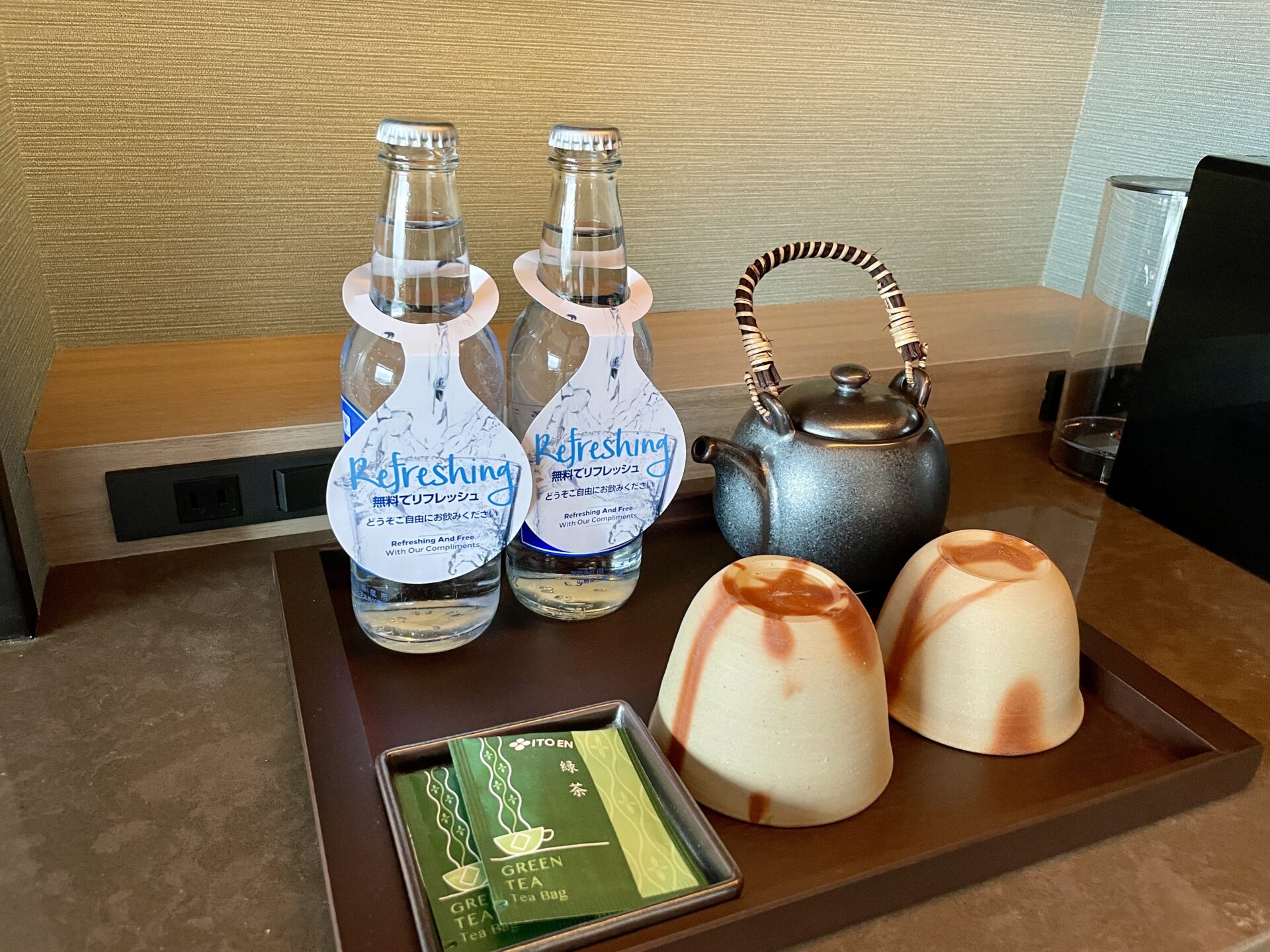 ヒルトン広島 エグゼクティブルーム 茶器とミネラルウォーター