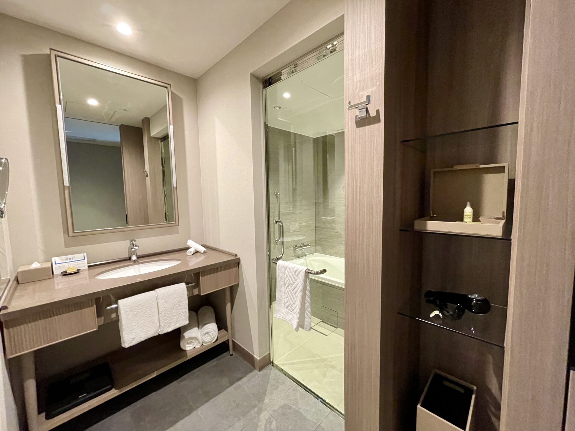 ヒルトン広島 エグゼクティブルーム 洗面台と浴室